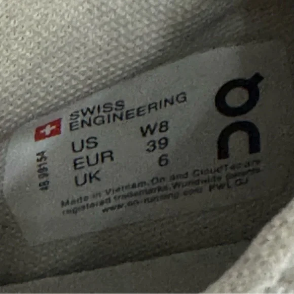 On THE ROGER Centre Court Tennis Sneaker size 8. Like new, excellent condition. - Picture 6 of 7
